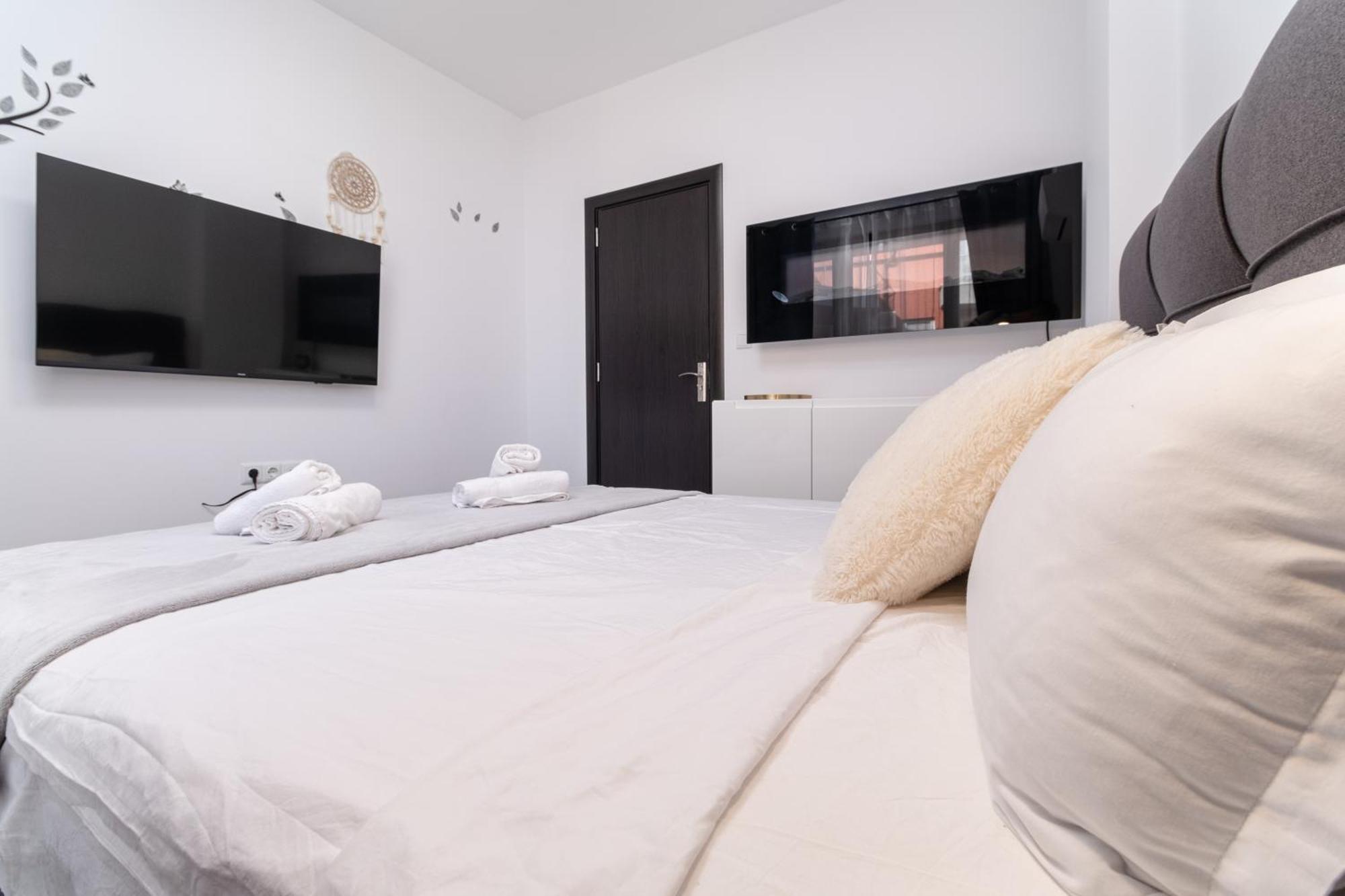 1-Bedroom Apartment With Free Private Parking 플로브디프 외부 사진